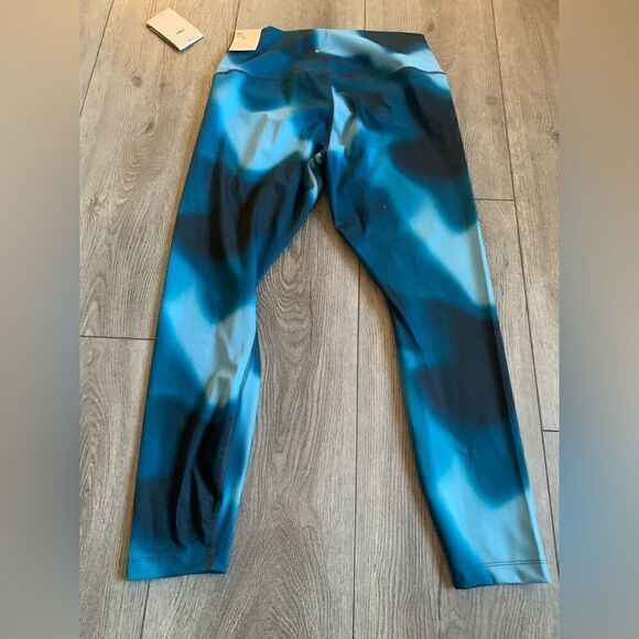 Nike woman’s yoga leggings very beautiful color and very soft - Picture 2 of 5